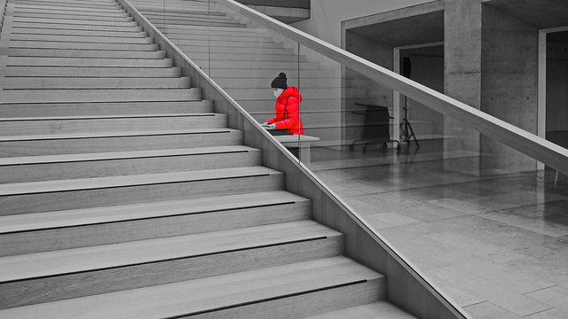 At the art museum (Serie red is the color)