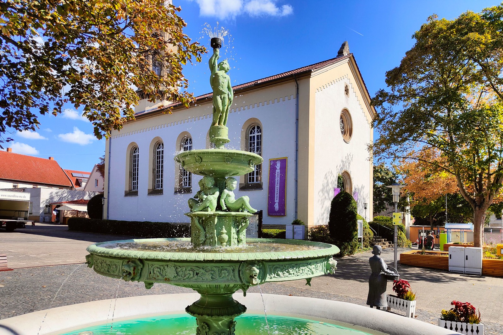 Der Marktbrunnen und die evangelische Kirche von Schwabenheim