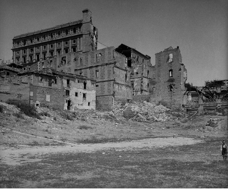 Convento de Capuchinos destruido junto al Alcázar en la guerra civil. Fotografía de Adolfo Almató. Institut Amatller D´Art Hispànic