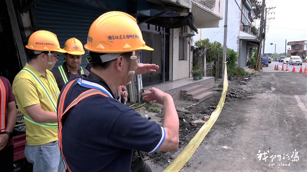 國震中心周中哲主任認為松浦這排民宅前方隆起處就是活動斷層經過的跡象