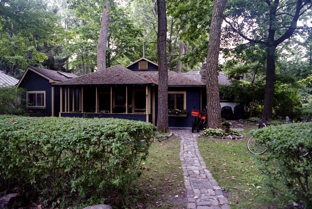 Ward's Island Bungalow in the Trees_