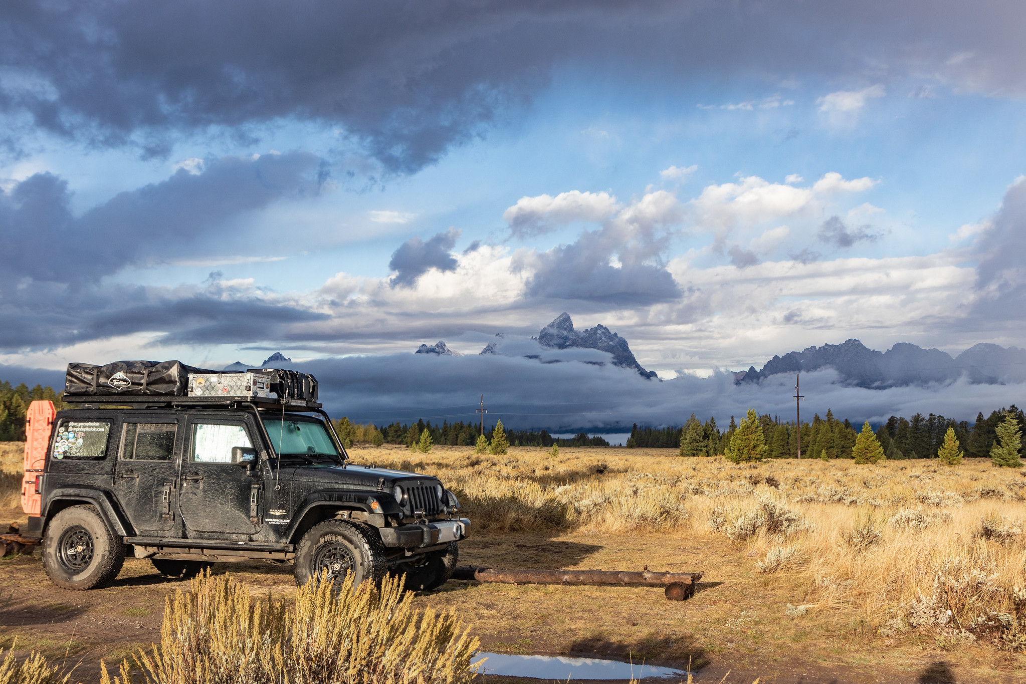 Un Jeep Overland face aux pics acérés du parc national de Grand Teton