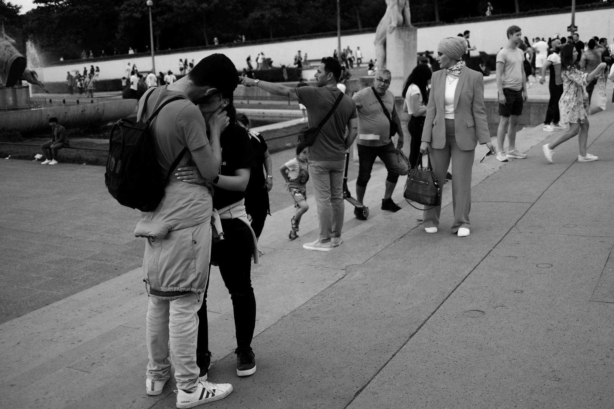 couples hugging | full image