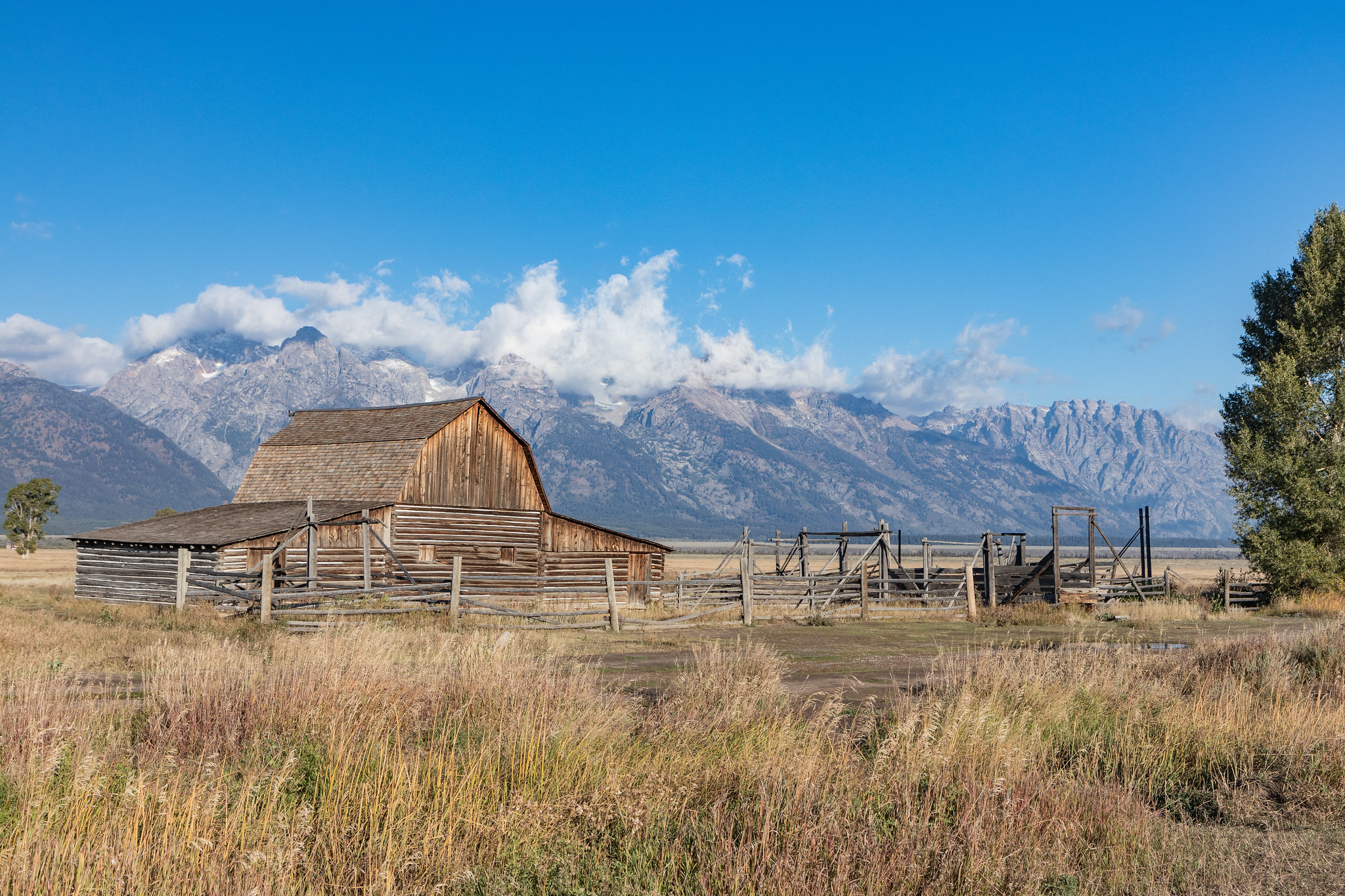 Une grange en bois au pied des montagnes du parc national de Grand Teton