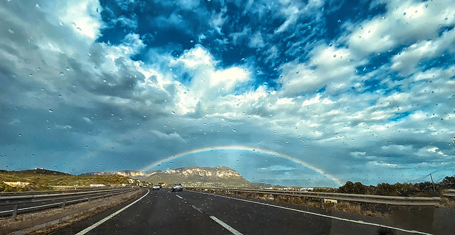 ¡Toda la carretera para mi, con arco iris y llovía¡