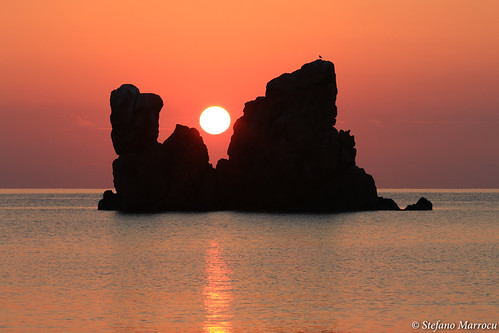 Sandwich Sunrise by Stefano Marrocu, L'alba ammirata in mezzo agli Scogli Rossi, i faraglioni della spiaggia di Cea, in territorio di Bar