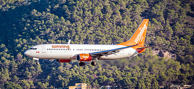 B 737-800 Sunwing  ( C-FWGH ) Aterrizando en Ibiza