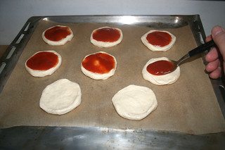 05 - Spread pizza sauce on dough / Teig mit Pizzasauce bedecken