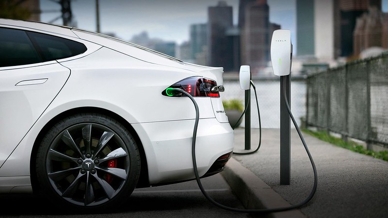 Tesla começa aumento de preços de superchargers na Califórnia