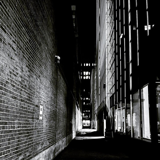Anecdotes urbaines : M.W imaginait mille histoire dans la sombre ruelle #montreal #mtl #bnw #bnwphotography #vty_22 #photo #photography #picture #pictureoftheday #photooftheday #urban #night