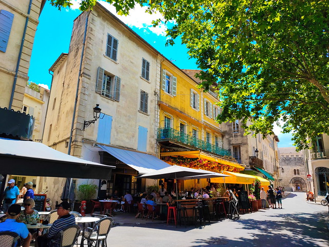 207 - Juin 2022 Provence - Arles, dans la vieille ville, Place du Forum