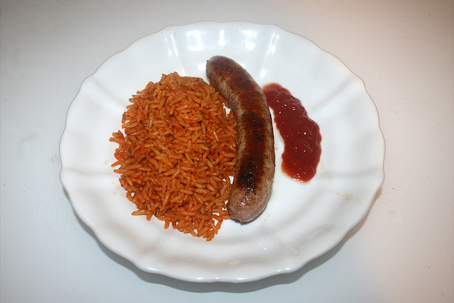 Fried sausage with tomato rice - Served / Bratwurst mit Tomatenreis - Serviert