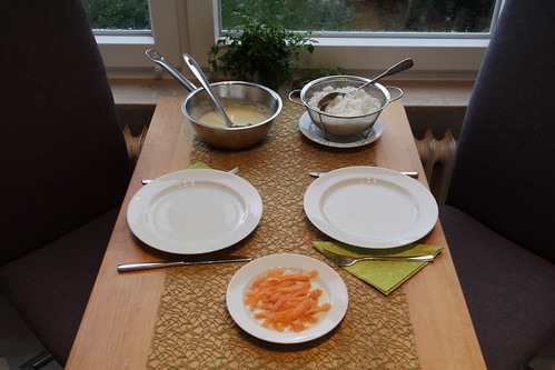 Reis mit Meerrettichsahnesoße und geräuchertem Lachs (Tischbild)