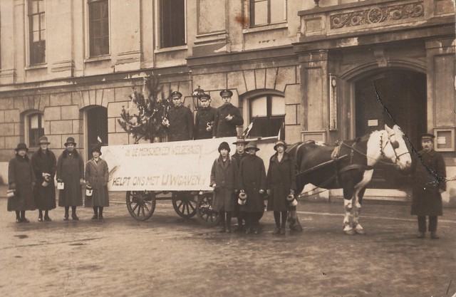 Fotokaart - Grote markt met Leger des Heils - In de menschen een welbehagen, help ons met uw gaven (rond 1920)