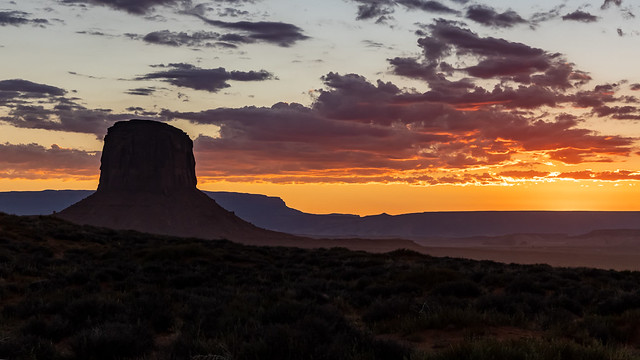 Monument Valley sunrise - Explore