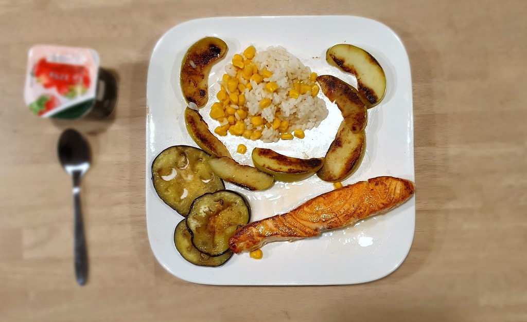 Salmón a la plancha con arroz, maíz, berenjena y manzana (15 mins)