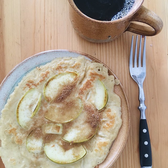 Frühstück mit Apfelpfannkuchen mit Zimtzucker und Kaffee
