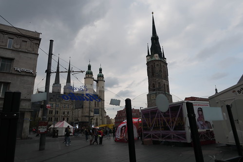Blick vom Eiscafé Rialto in Halle (Saale) auf die Türme der Marktkirche und den Roten Turm