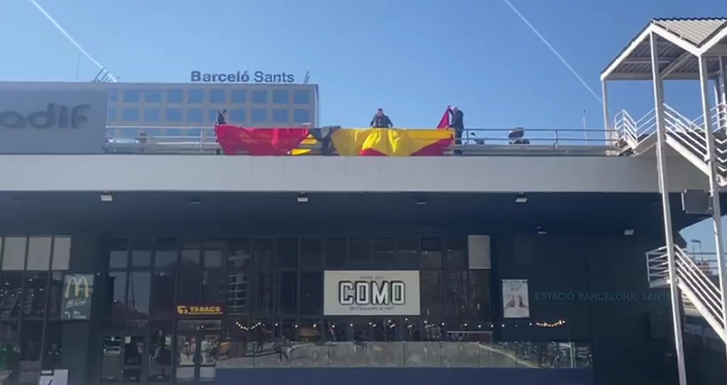 FOTOGRAFÍA. ESTACIÓN SANTS (BARCELONA) ESPAÑA, 11.03.2020. Los catalanes desplieguen una gigante bandera española y un crespón negro en su centro. Ñ Pueblo (3)