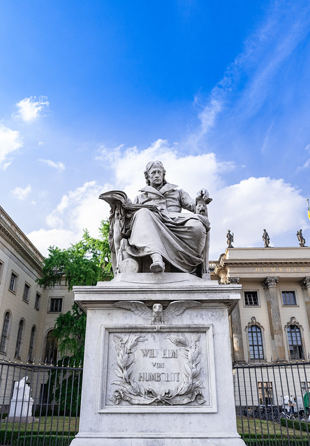 Monumento a Wilhelm von Humboldt, en la Universidad de Humboldt, Berlín