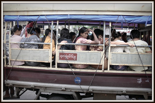 Transports en commun a Rangoon en Birmanie .
