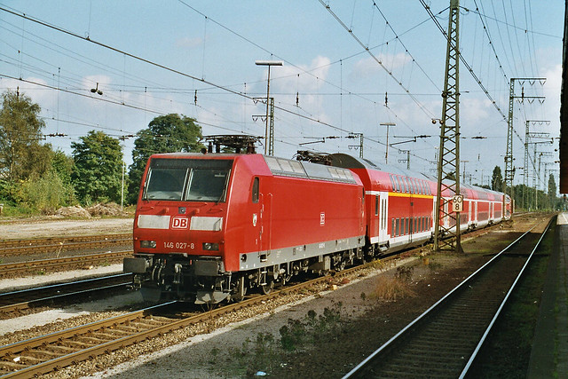 DB Regio 146 027-8 met dubbeldeksrijtuigen in het station van Emmerich in 2002