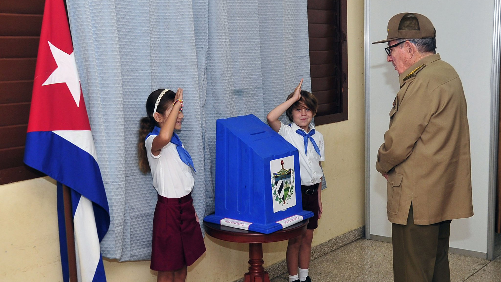 9 月 25 日，前古巴領導人勞爾・卡斯楚參加《家庭法案》公投。（圖片來源：Peoples Dispatch）