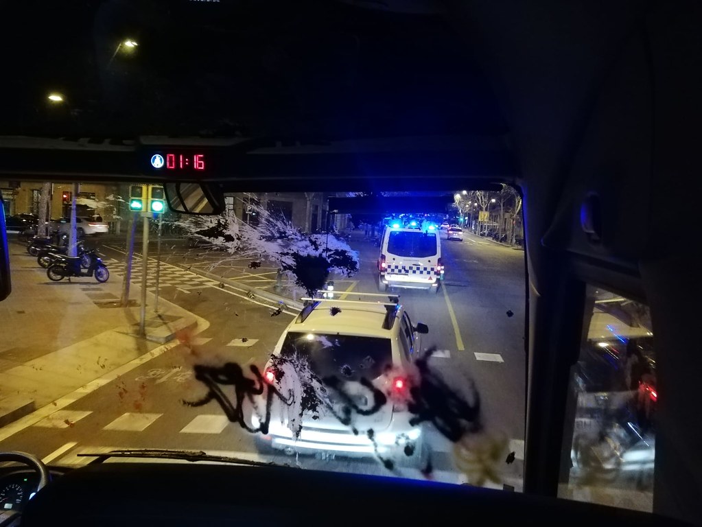 FOTOGRAFÍA. BARCELONA (ESPAÑA) 08.2020. Feministas y separatistas atacan con caca de vaca al autocar de los catalanes simpatizantes y militantes de Vox. Ñ Pueblo (4)