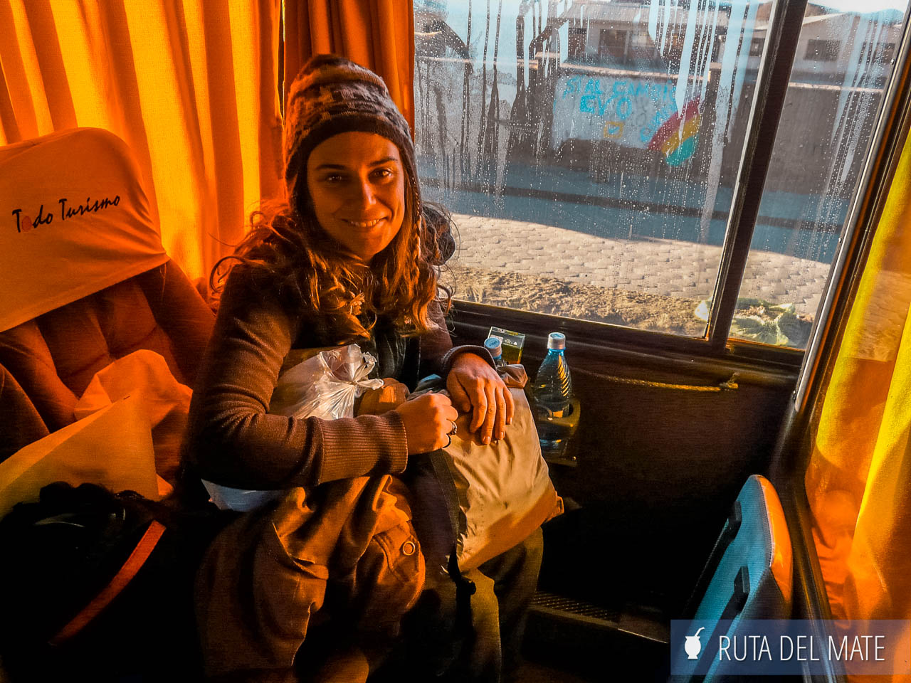 En bus desde La Paz hacia Uyuni, es una de las mejores formas de llegar al salar - Guía completa para visitar el Salar de Uyuni, los mejores consejos