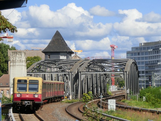 BR 485 der S-Bahn Berlin erreicht die Station Treptower Park und überquert die Spree an der Parkwegbrücke, 22. September 2022