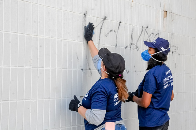 RenovaDF faz limpeza e pintura das paredes do viaduto Buraco do Tatu
