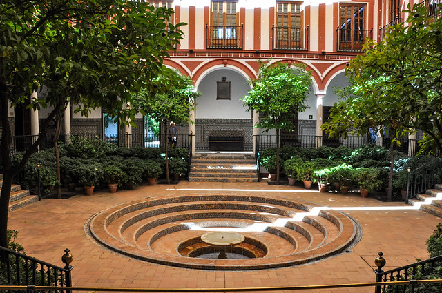Le patio de l’ancien cloître de l'Hospital de Los Venerables, Séville en Espagne!