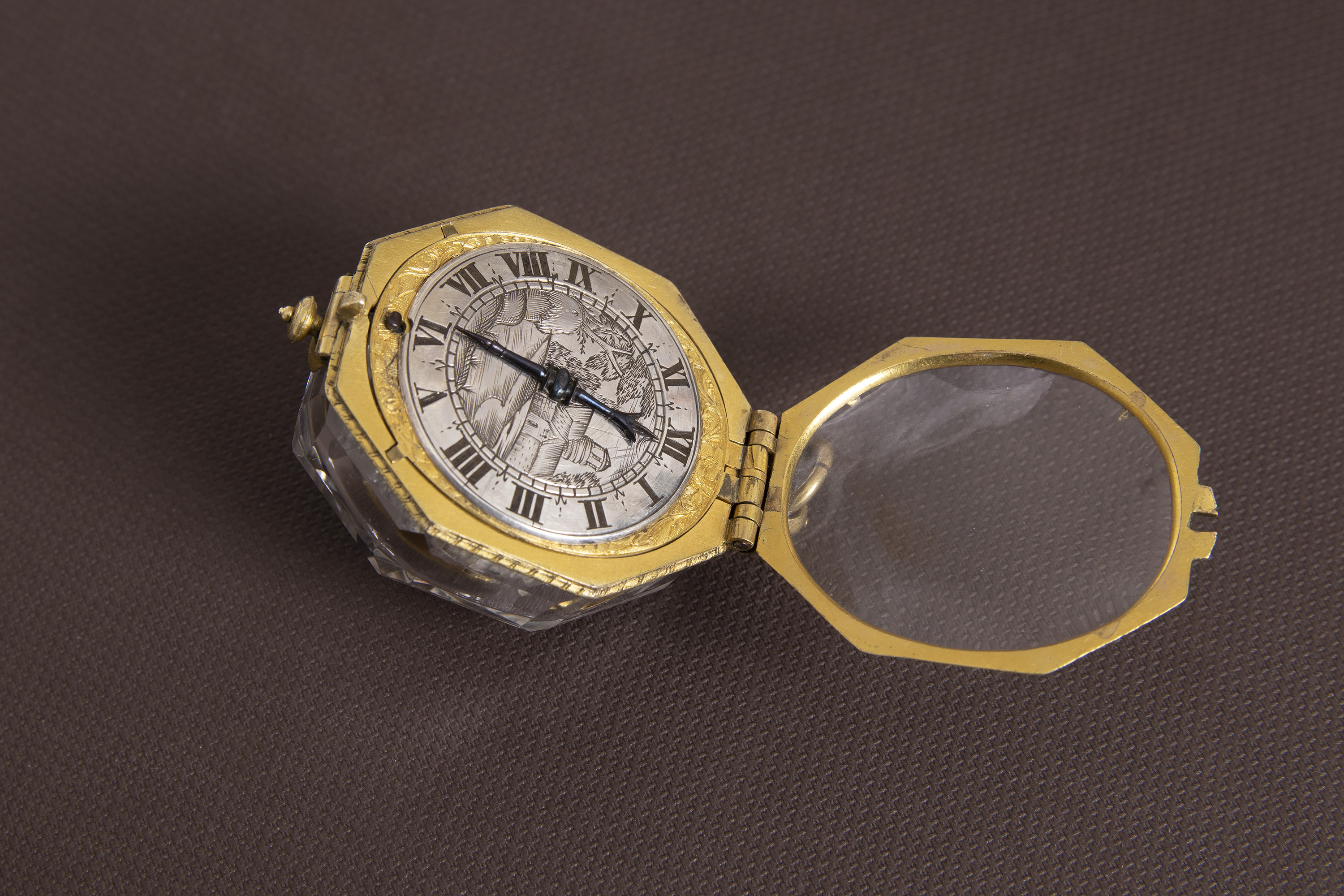 ~1650, une montre octogonale taillée dans du cristal 52409247186_dfa8ceddd2_o