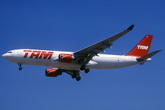 TAM A330-223 PT-MVC BCN 13/07/2003