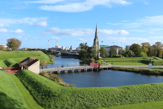 🇩🇰  View of the main bridge to access Kastellet and the St. Albans Anglican Church