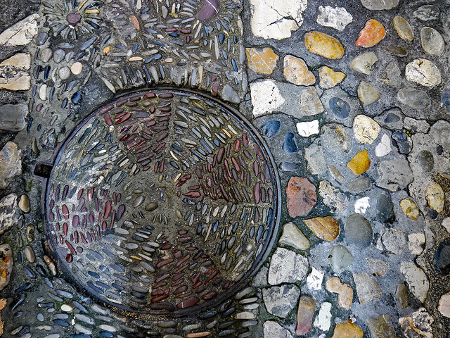 photo - Cobbled Manhole Cover 2, Saint-Paul de Vence