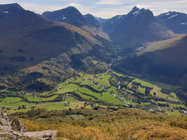 Utsikt fra Storhella mot Brunstad-dalen.