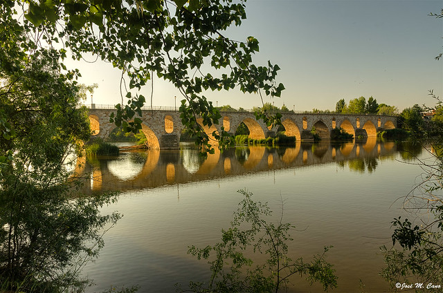 El viejo puente de piedra sobre el Duero (Zamora)