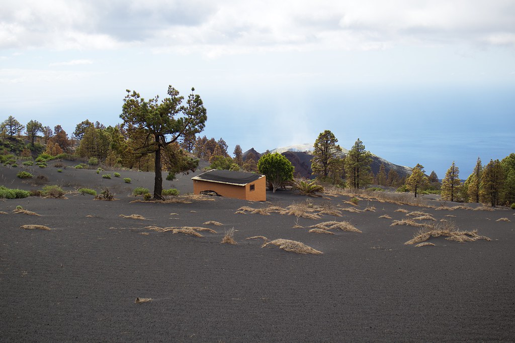 Casa con ceniza volcanica en La Palma
