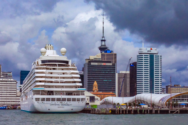 Kreuzfahrtschiff am Queens Wharf in Auckland