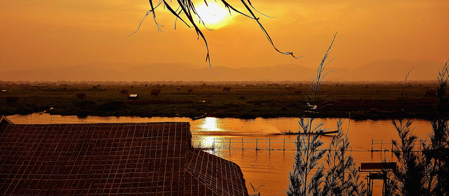 MYANMAR, Burma , am Inle-See -  am Abend - rund um unser Hotel, dahinter die schwimmenden Gärten,  Sunset,  80161/21161