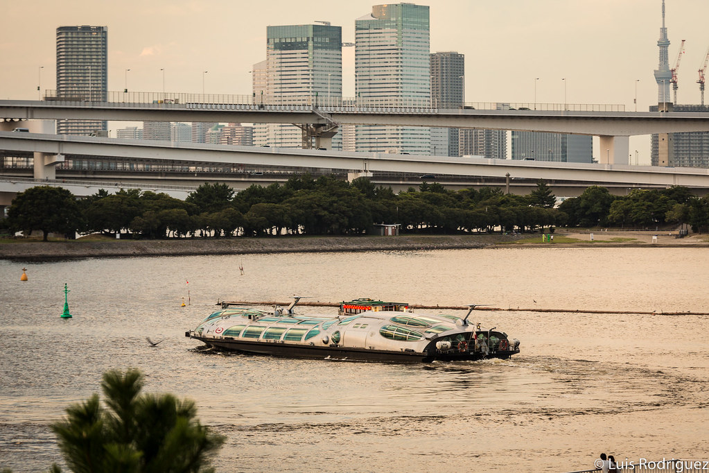 El crucero fluvial Himiko en las aguas de la bah&iacute;a de Tokio