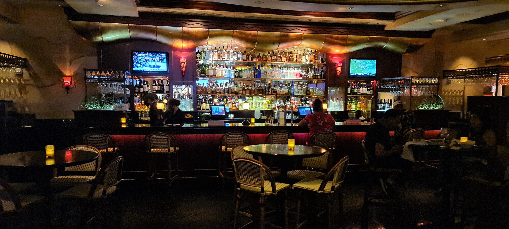 The bar at The Cheesecake Factory in Honolulu