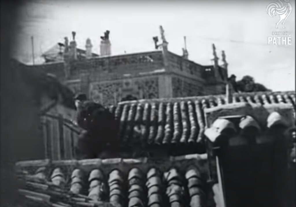 Milicianos en los tejados de una casa cercana a Zocodover, se ve al fondo el Hotel Castilla. Fotograma de un vídeo grabado durante el asedio al Alcázar de Toledo en el verano de 1936 en la guerra civil