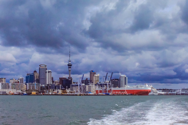 Die Skyline Aucklands vom Waitematā Harbour aus gesehen