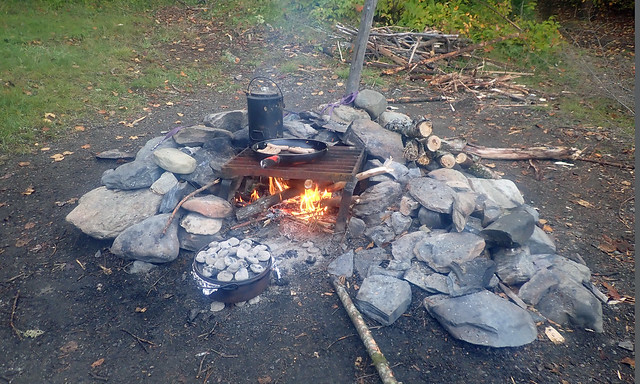 Breakfast fire with the Dutch Oven