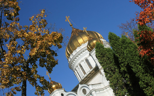 Holy Russia, Autumn Moscow, the view of Cathedral of Christ the Saviour from Soymonovsky Passage, Volkhonka street / Prechistenskaya Embankment, Khamovniki district. Православнаѧ Црковь.