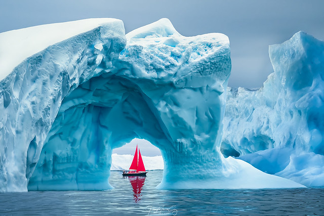 Sailing through the ice castle - Ilulissat Icefjord (Greenland)