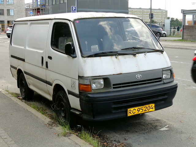 rare Danish survivor rat Toyoya Hiace RC95204 looks like it hasnt moved from this spot in months so it may not have a future