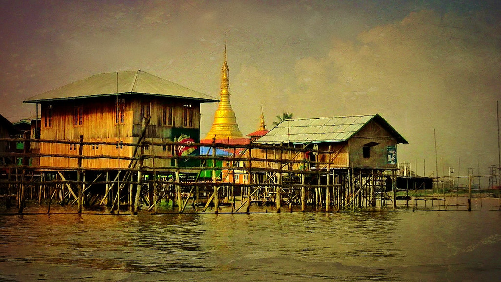 MYANMAR, Burma - Auf und an dem Inle-See, Pfahlbauten, dahinter eine Pagode, , 80167/ 21167